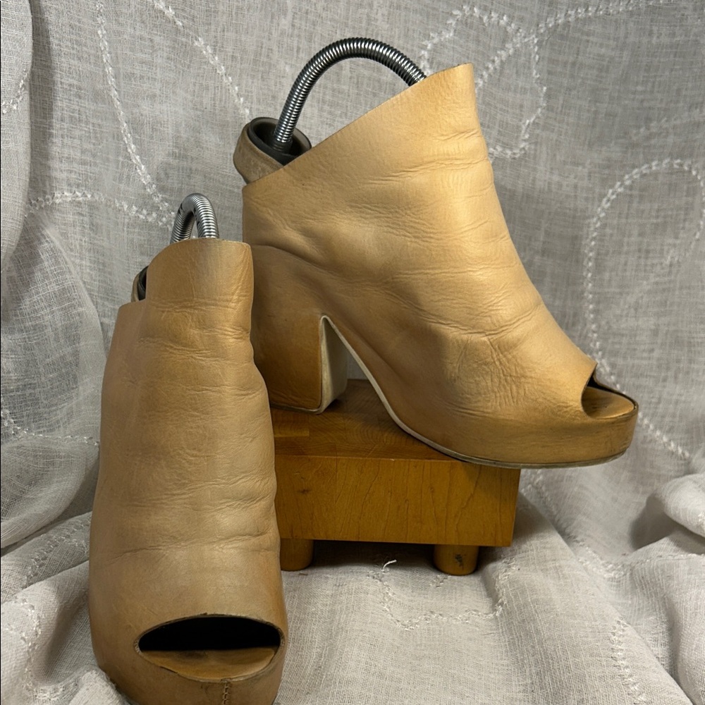 Balenciaga leather platform hidden heeled shoes sling back